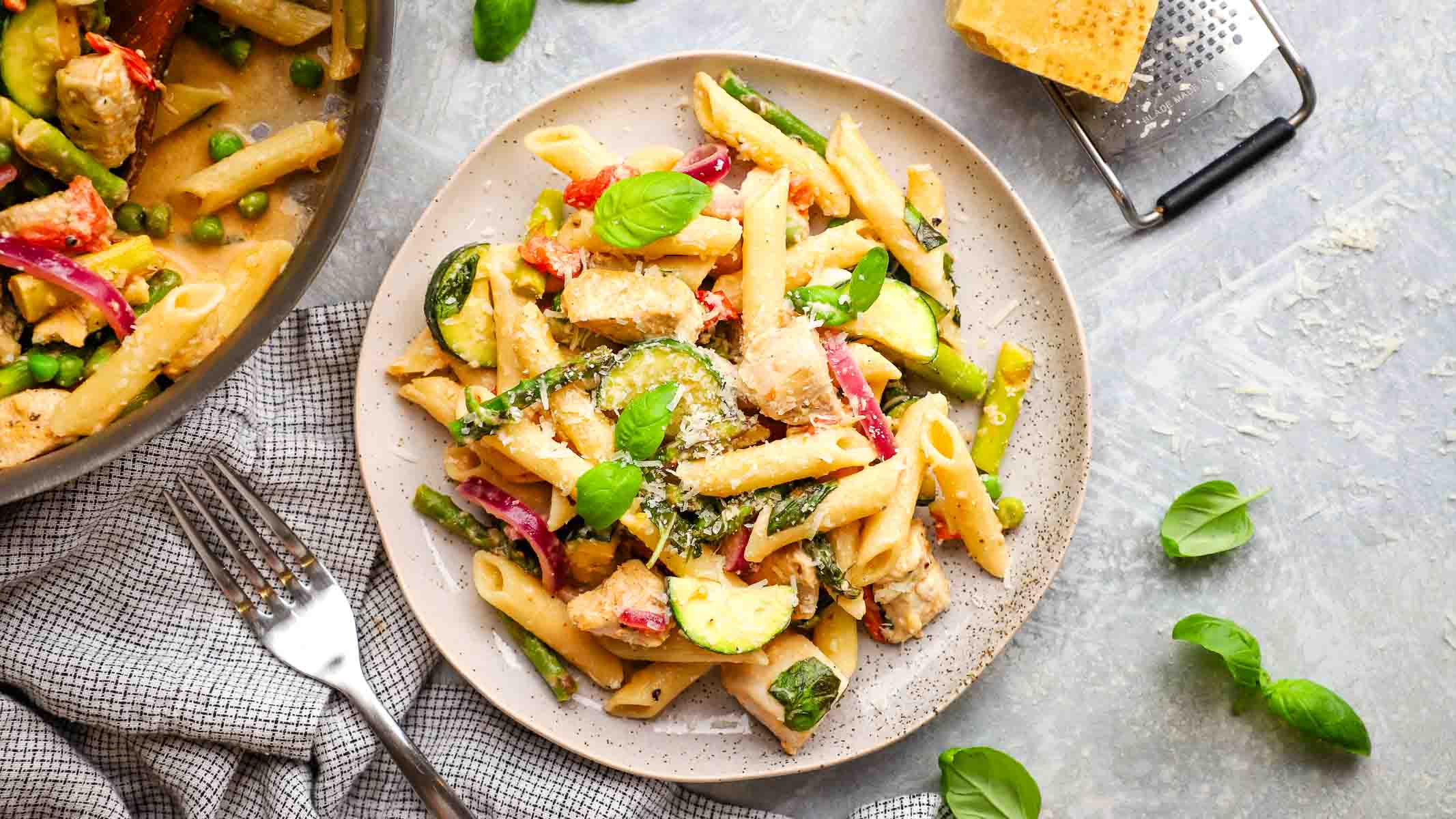 Pasta with chicken, vegetables and cheese.
